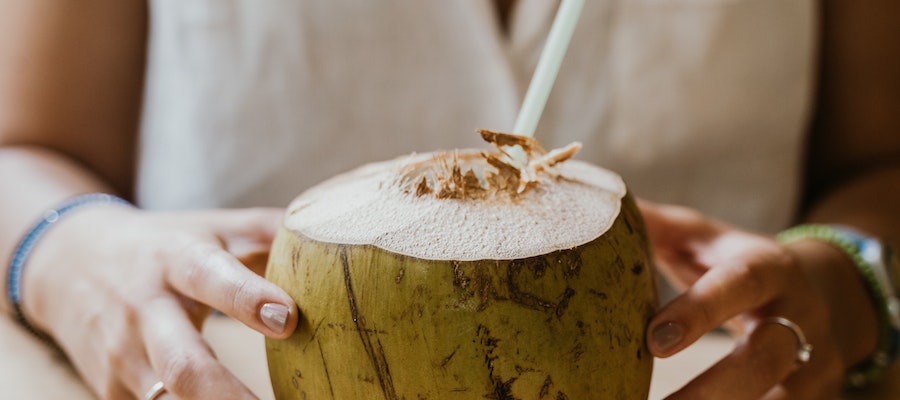 beneficios agua de coco