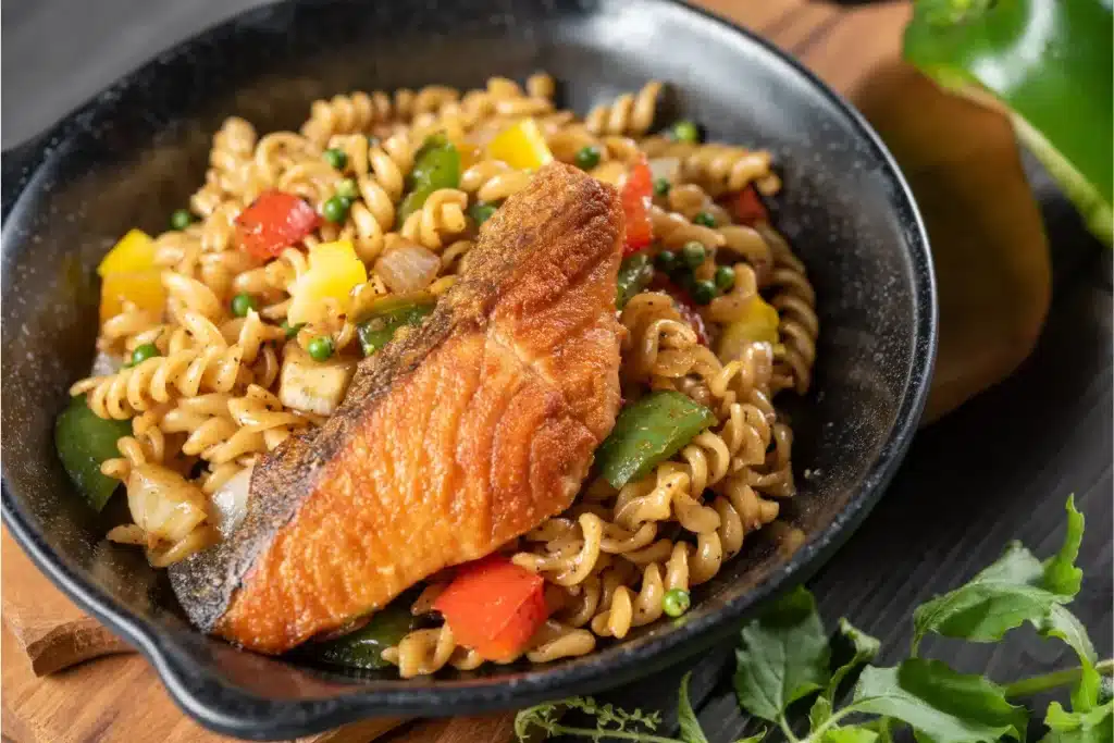 pasta con verduras y pescado