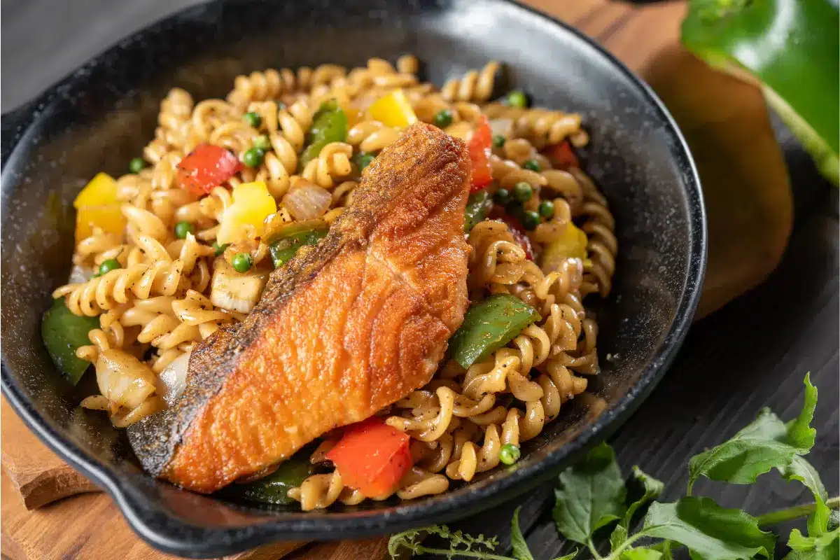 pasta con verduras y pescado